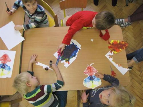 Obrazy malowane przez dzieci metodą składania kartki na pół