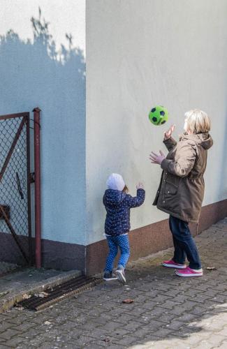 zajęcia ruchowe- nauka odbijania piłki od ściany